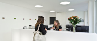 Frauen am Empfang Donne alla reception